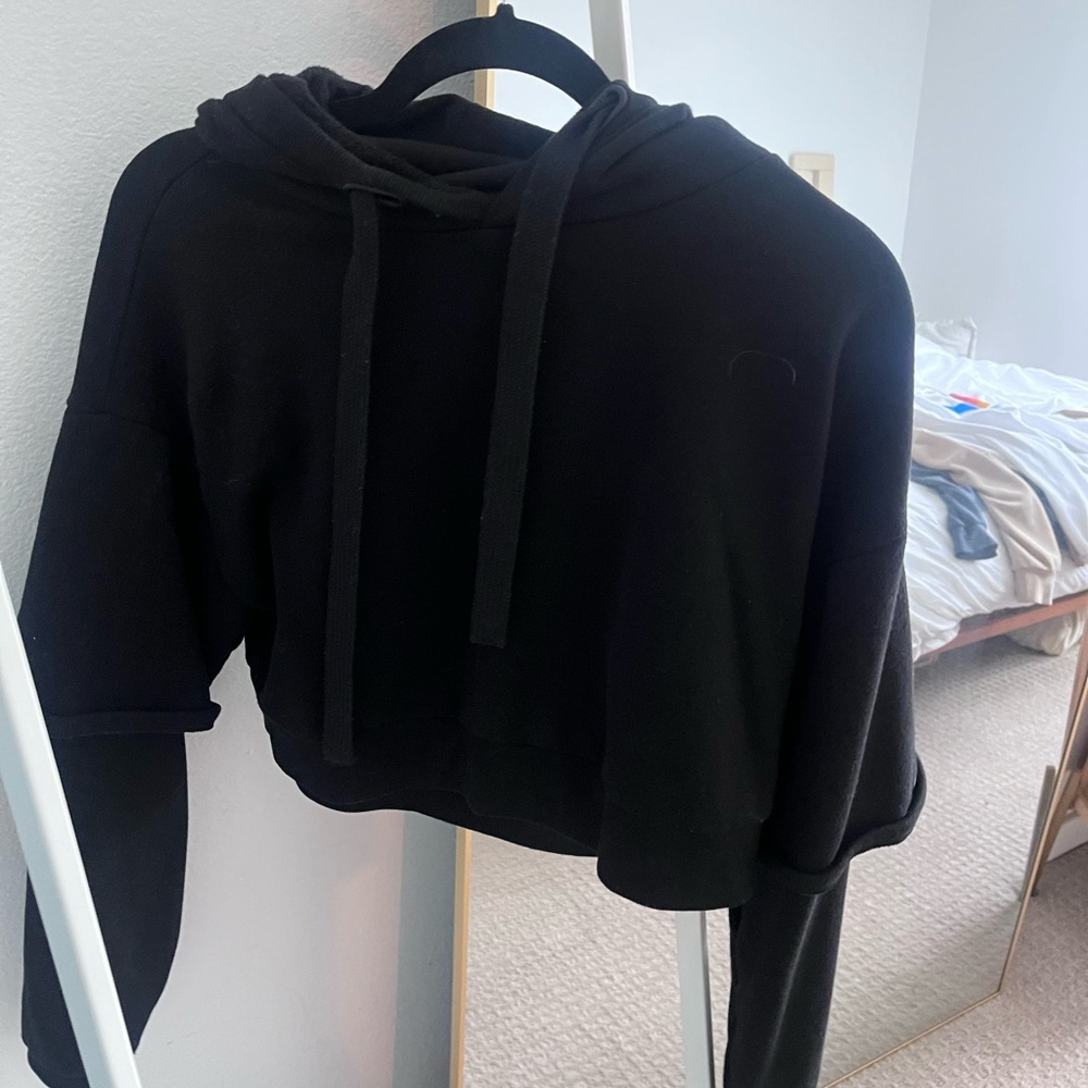 ALO Yoga Black Cropped Sweatshirt